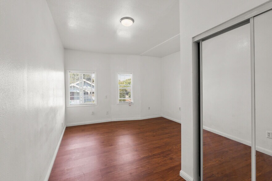 More Photos Of 1049 55th St, Emeryville Storefront Retail Residential For Sale