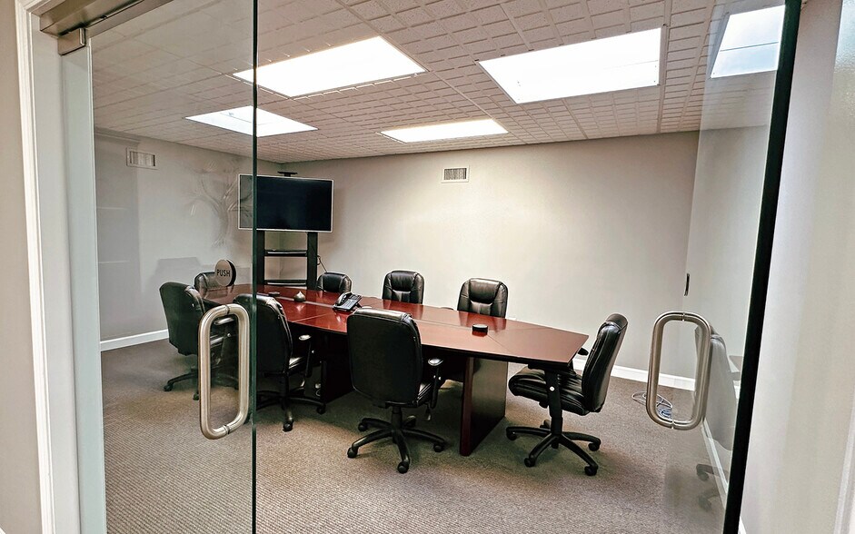 More Photos Of 33604 Grand River Ave, Farmington Office For Sale
