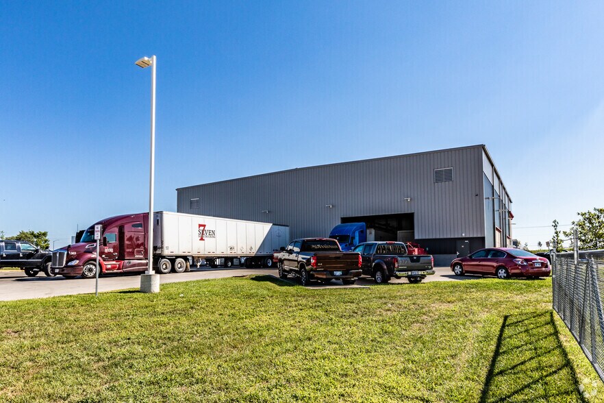 More Photos Of 1161 W Pittman St, Olathe Industrial For Lease