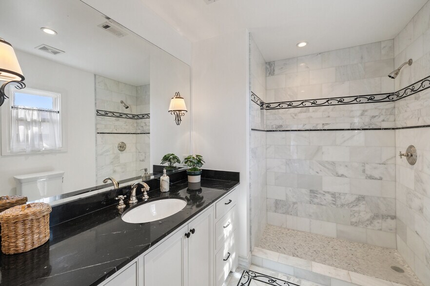 More Photos Of 1810 W 35th St, Austin Specialty For Sale