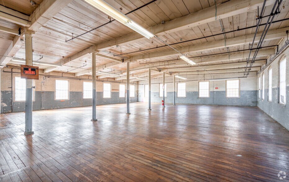 More Photos Of 1 Riverside Way, Wilton Warehouse For Lease