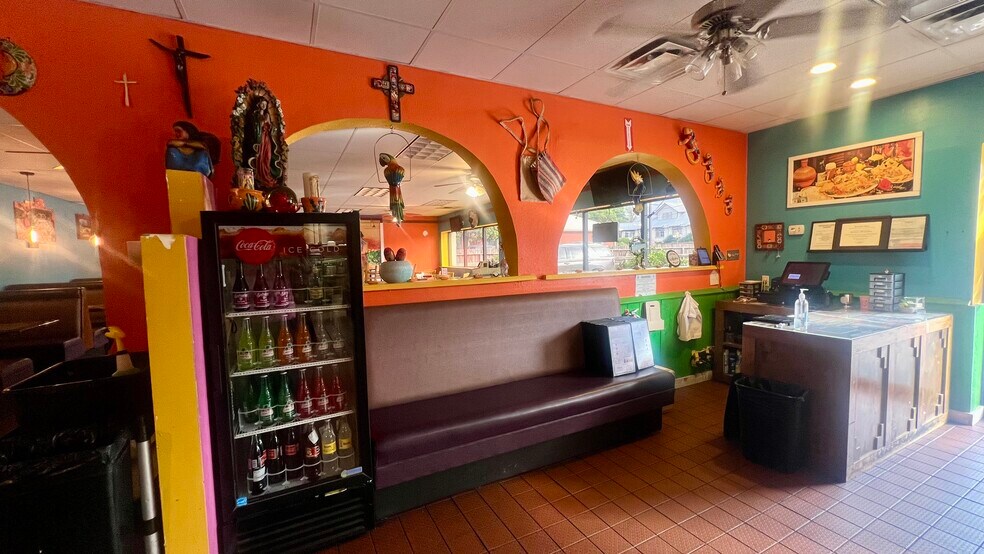 More Photos Of 403 N Jefferson St, La Grange Restaurant For Lease