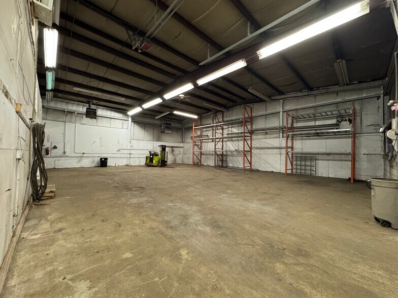 More Photos Of 9947 Express Dr, Highland Warehouse For Lease