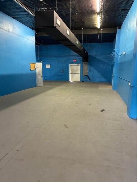 More Photos Of 801 8th Ave W, Palmetto Showroom For Lease