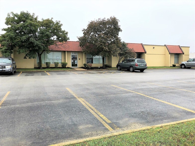 More Photos Of 1 Smoke Tree Plz, North Aurora Office For Lease