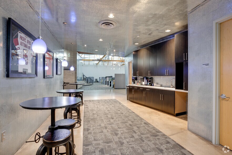 More Photos Of 4501 E McDowell Rd, Phoenix Showroom For Sale