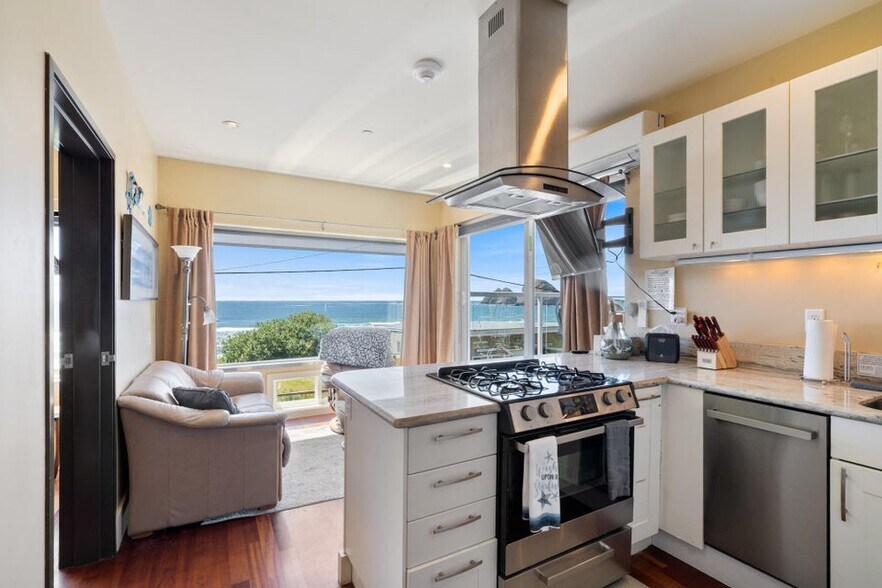 More Photos Of 1505 Pacific Ave NW, Oceanside Hotel For Sale