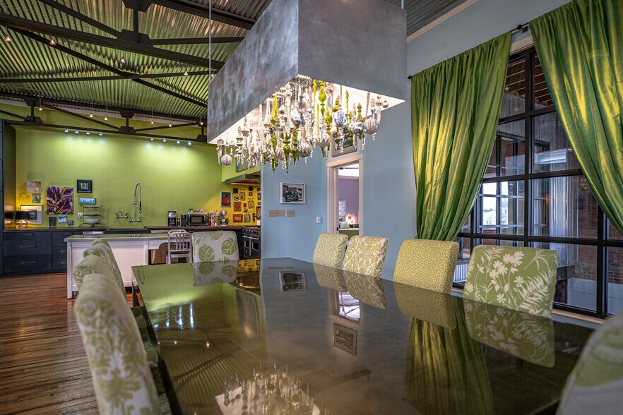 More Photos Of 1611 Washington St, Alexandria Showroom For Sale