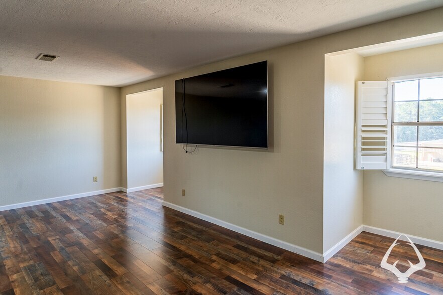 More Photos Of 205 N Wheeler Rd, Colmesneil Office For Sale