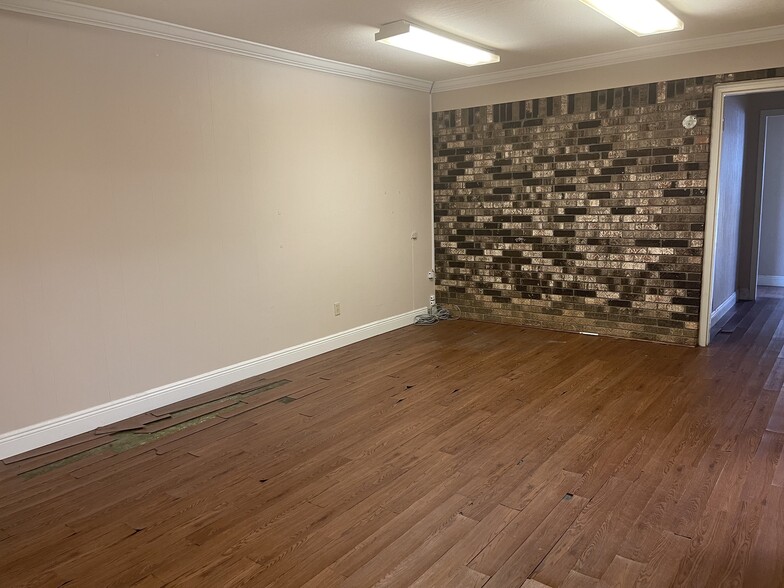 More Photos Of 108 Allen St, Purvis Office For Sale