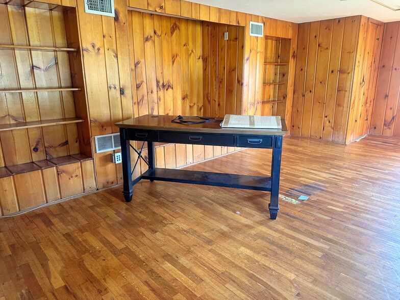 More Photos Of 2855 SE Kansas Pl, Topeka Veterinarian Kennel For Lease