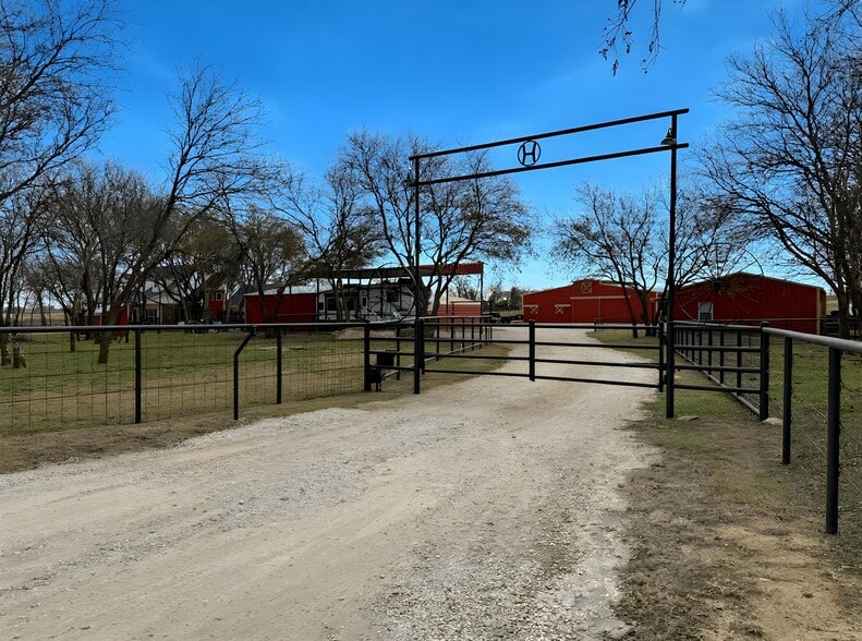 More Photos Of 5871 Milam Rd, Denton Flex For Sale