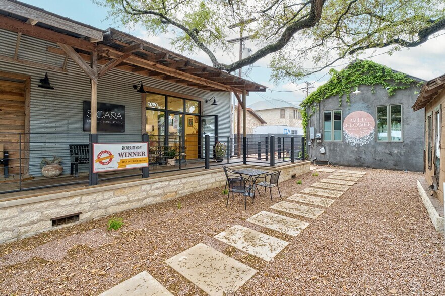 More Photos Of 330 W Mercer St, Dripping Springs Freestanding For Lease