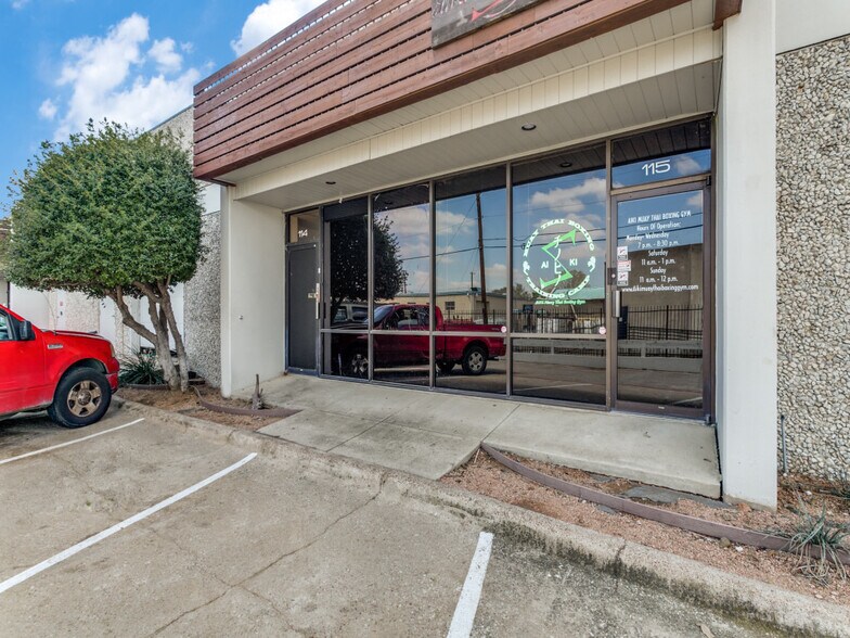 More Photos Of 10606 Shady Trl, Dallas Showroom For Sale