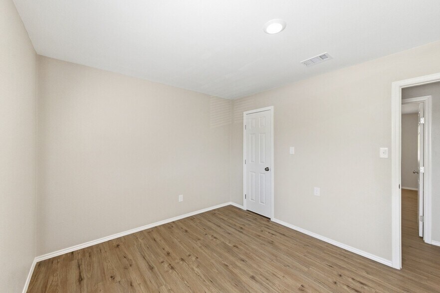 More Photos Of 6709 Wentworth Dr, Austin Apartments For Sale