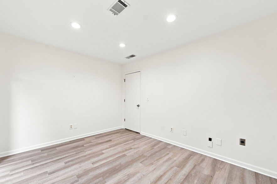 More Photos Of 600 Houze Way, Roswell Medical For Lease
