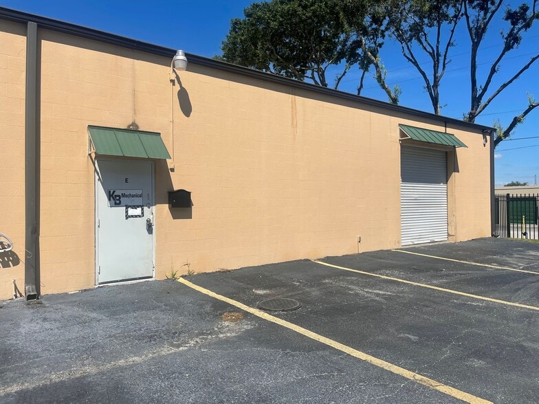 More Photos Of 5840 Ulmerton Rd, Clearwater Manufacturing For Lease