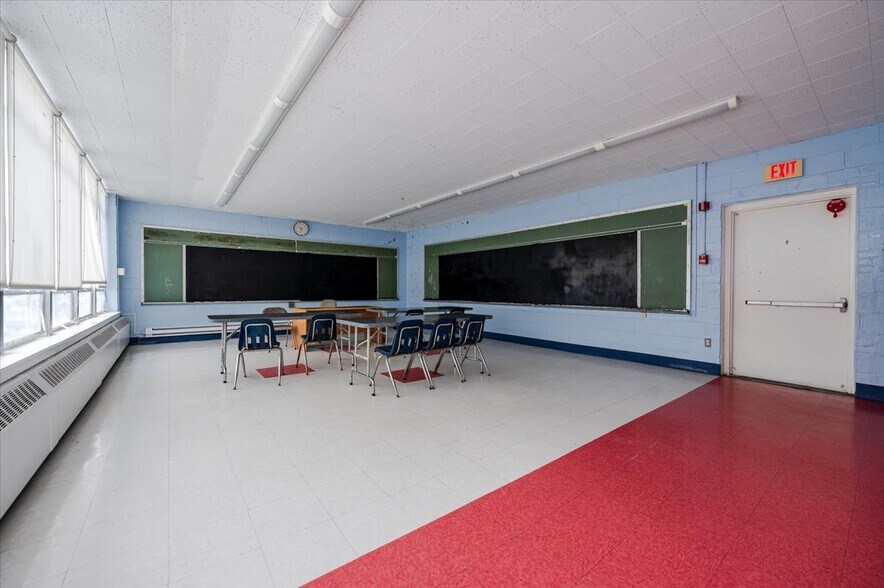 More Photos Of 90 Henry St, Inwood Office For Lease