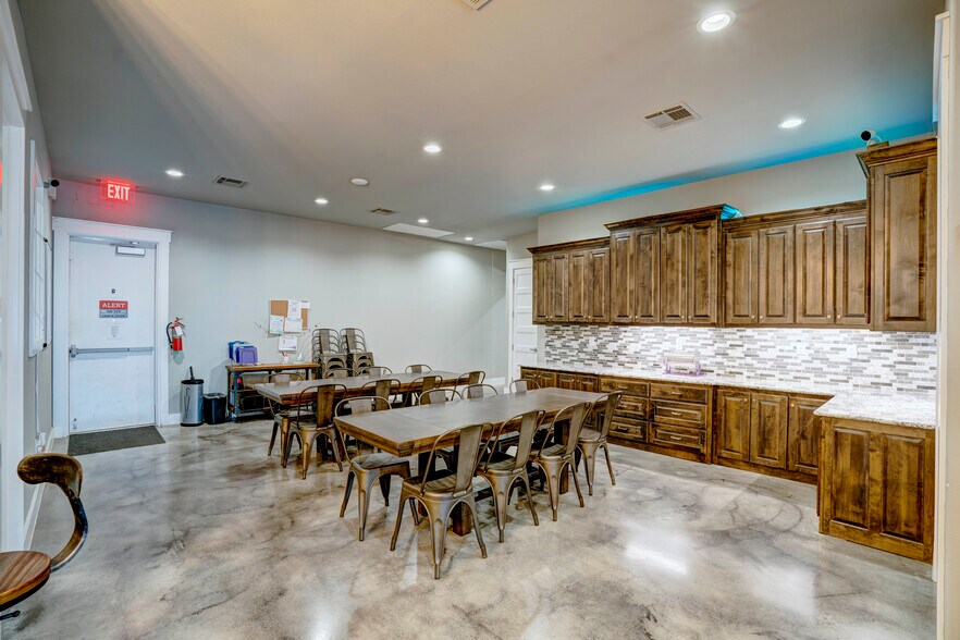 More Photos Of 5805 Starnes Rd, Watauga Office For Sale