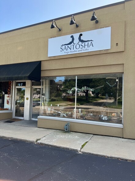 More Photos Of 2211-2213 E State St, Rockford Storefront For Lease