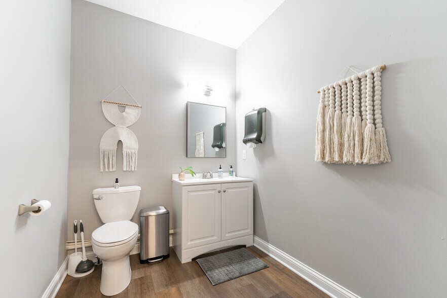 More Photos Of 9989-9997 Allisonville Rd, Fishers Office For Sale