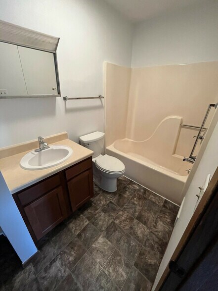 More Photos Of 1605 Collins St, Webster City Apartments For Sale