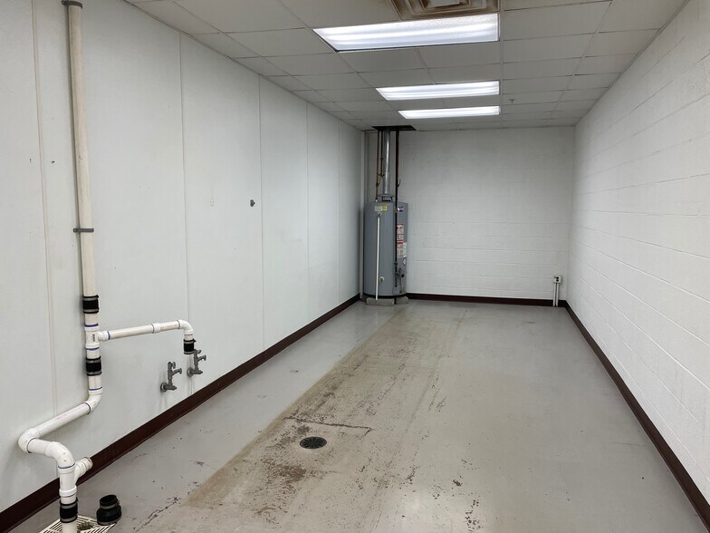More Photos Of 711 Davis St, Scranton Warehouse For Lease