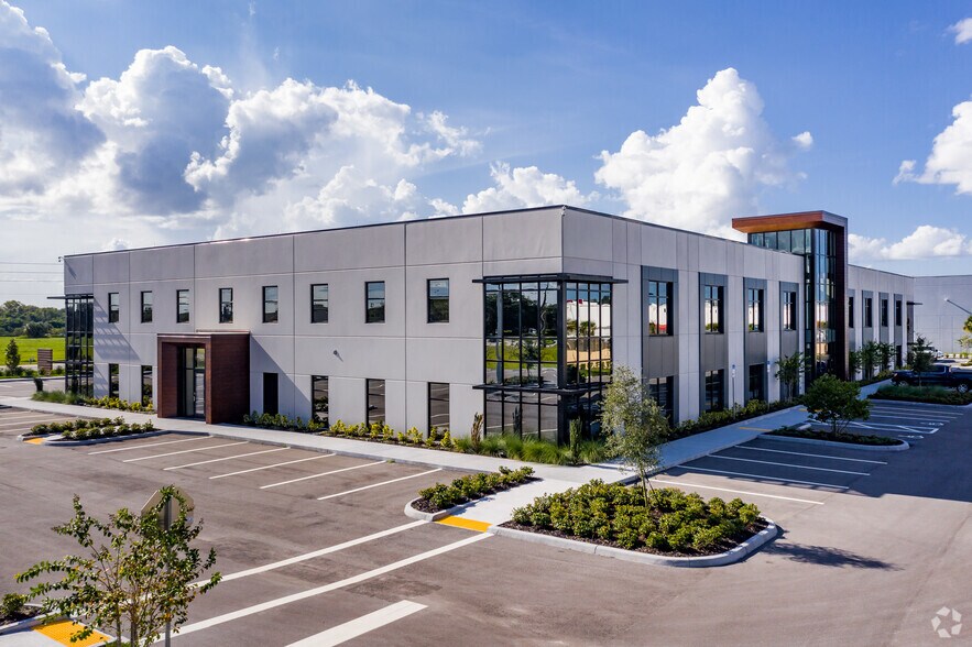 More Photos Of 529 E Crown Point Rd, Ocoee Unknown For Lease