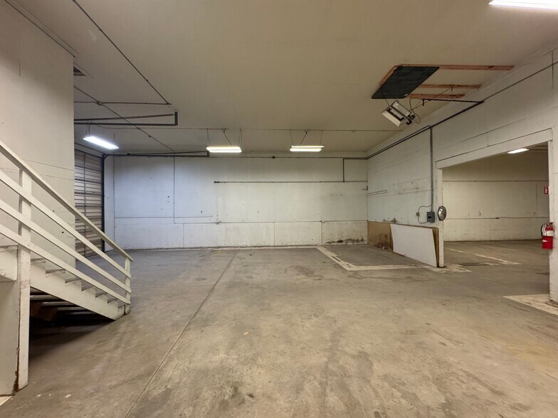 More Photos Of 815 Meridian St, Sault Sainte Marie Distribution For Sale