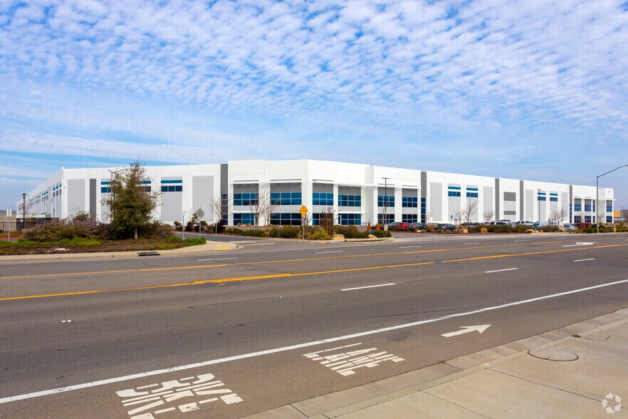 More Photos Of 1207 E Grant Line Rd, Tracy Distribution For Lease