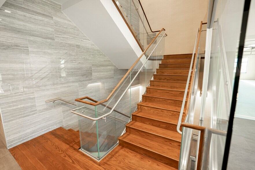 More Photos Of 404 Veterans Airpark Ln, Midland Office For Sale