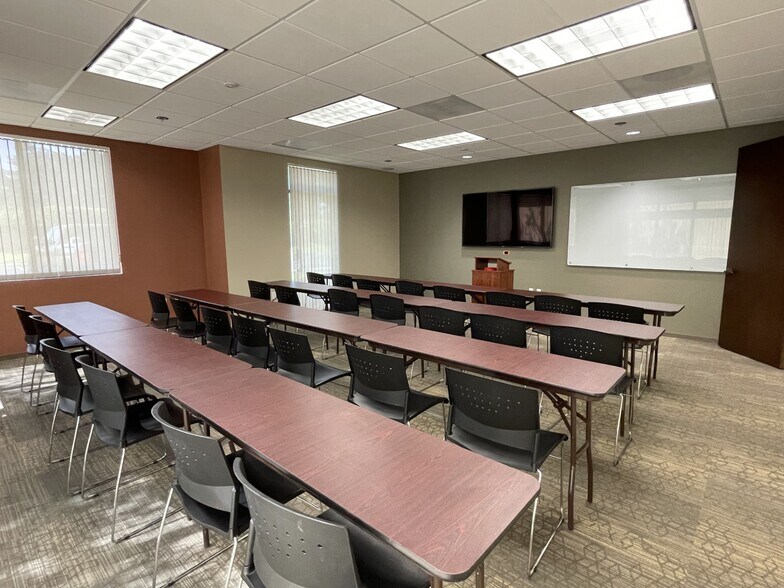 More Photos Of 159 Parrot Ln, Simi Valley Office For Sale
