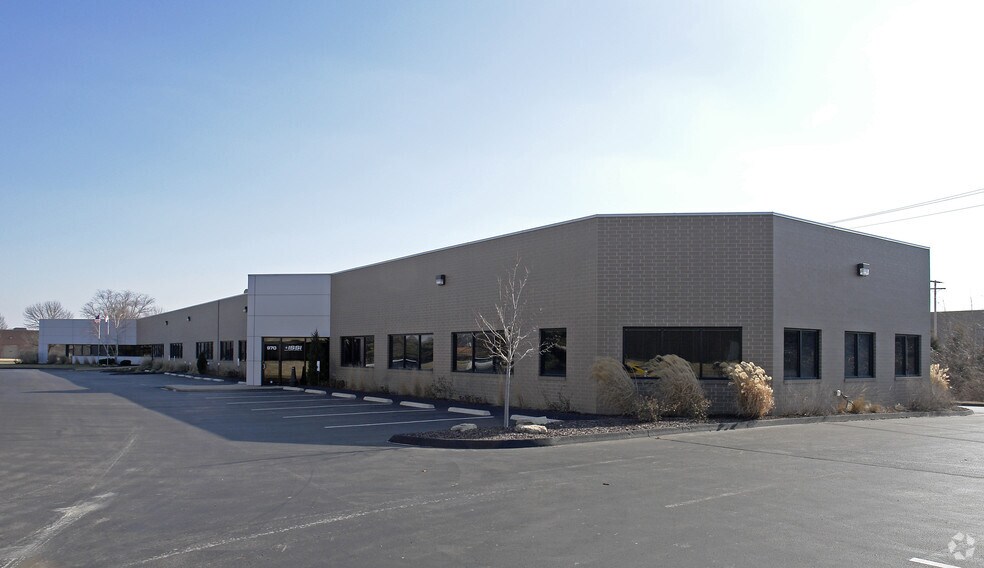 More Photos Of 950-970 Bolger Ct, Fenton Service For Lease