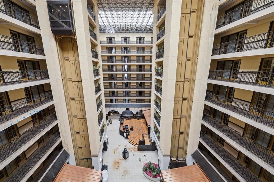 More Photos Of 9090 Southwest Fwy, Houston Hotel For Sale