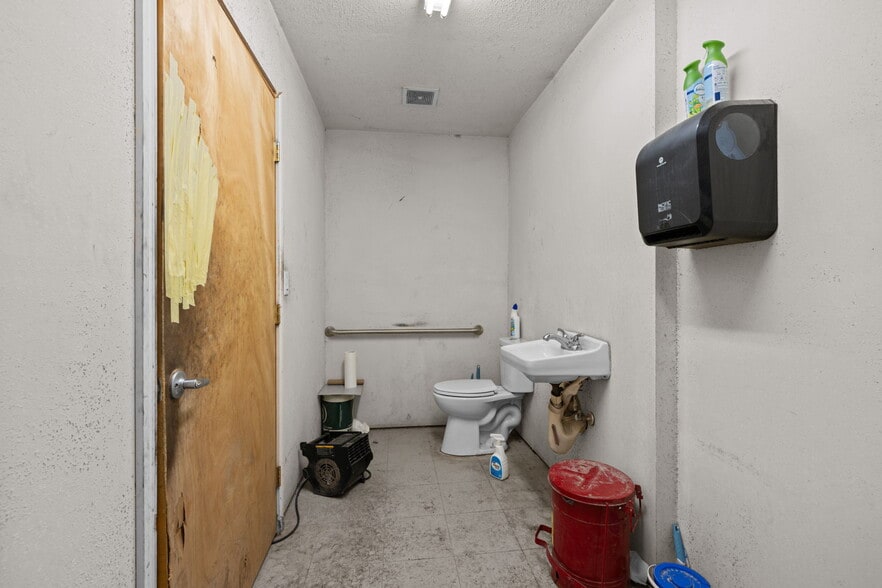 More Photos Of 2214 N Frazier St, Conroe Auto Repair For Sale