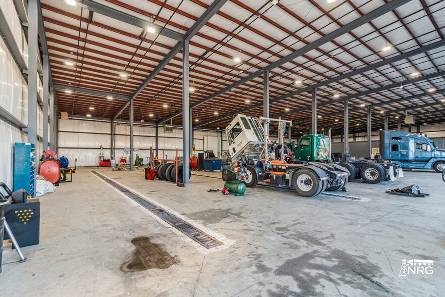 More Photos Of 2626 W Pioneer Pky, Grand Prairie Truck Terminal For Lease