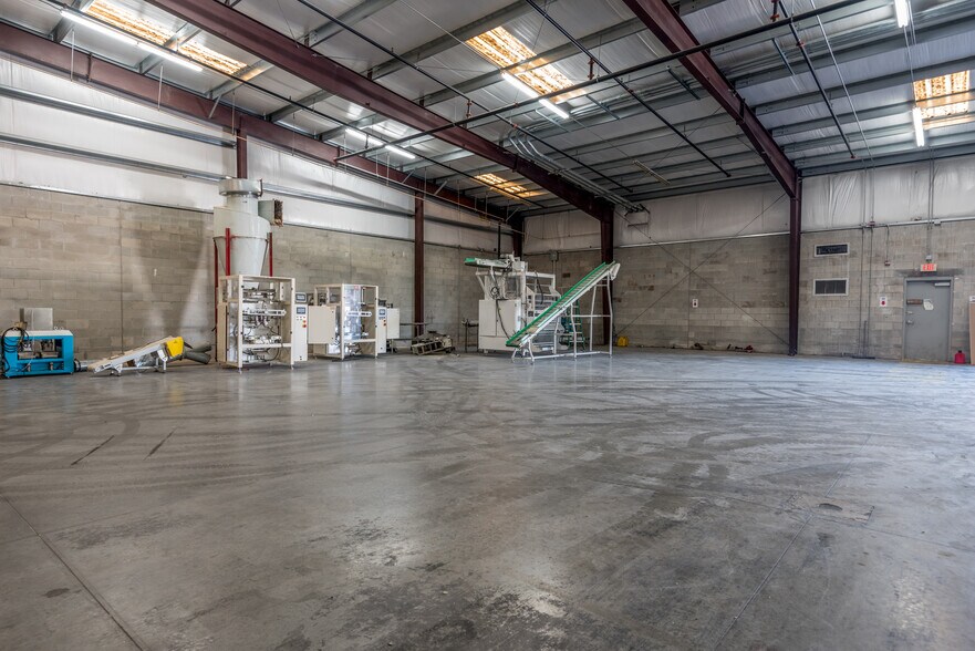 More Photos Of 1770 Business Center Ln, Kissimmee Warehouse For Lease