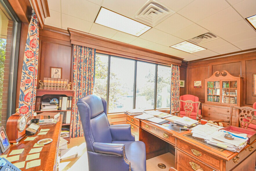 More Photos Of 220 Mckenzie Ave, Panama City Office For Sale