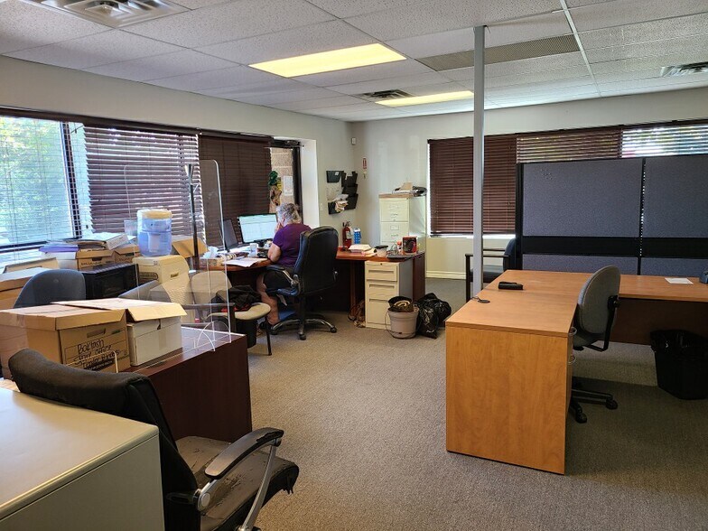More Photos Of 71 Mearns Crt, Clarington Showroom For Lease