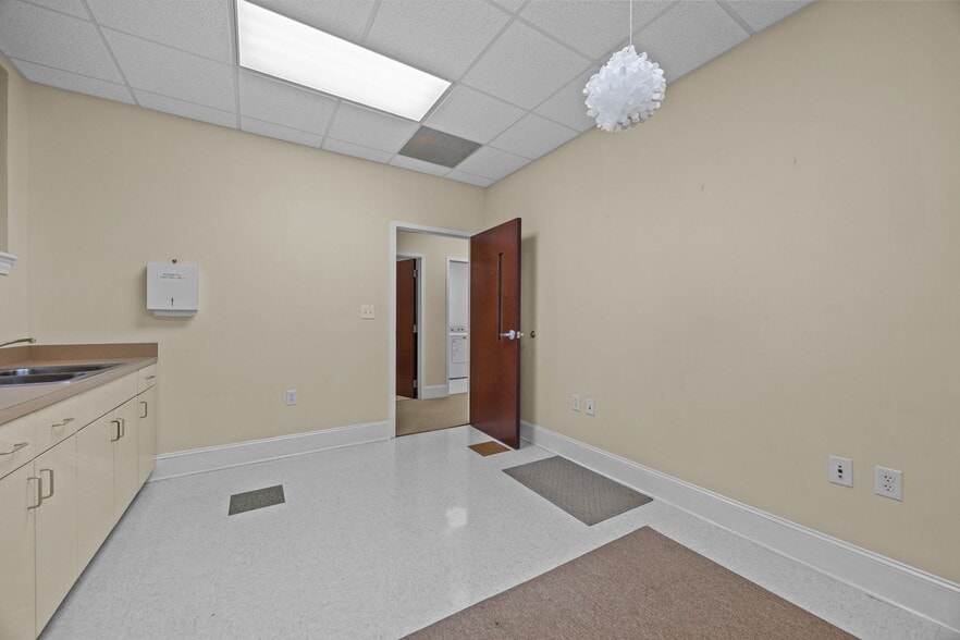 More Photos Of 2223 Hemby Ln, Greenville Medical For Sale