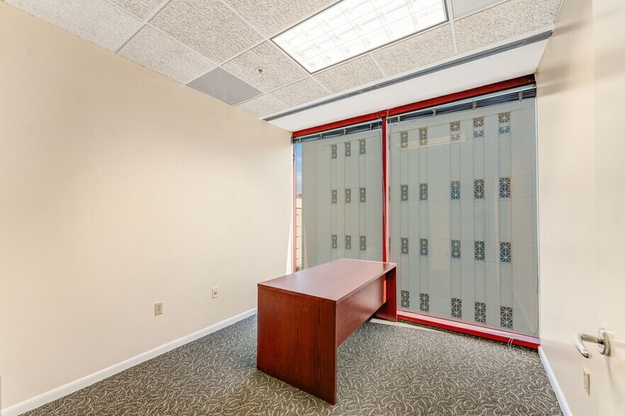 More Photos Of 2033 Main St, Sarasota Office For Lease