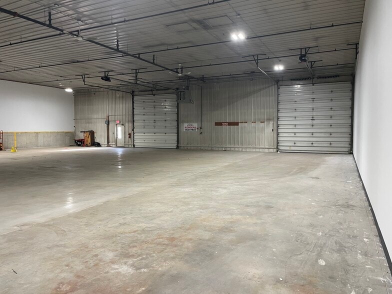 More Photos Of 70 Depot St, Goffstown Warehouse For Lease