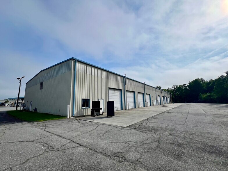 More Photos Of 456 Bourne Ave, Garden City Distribution For Lease