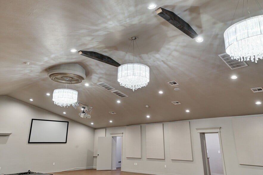 More Photos Of 450 E Main St, Yukon Religious Facility For Sale