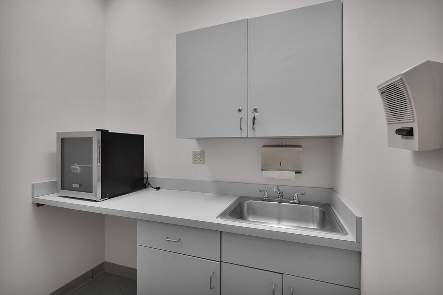 More Photos Of 3599 University Blvd S, Jacksonville Medical For Sale