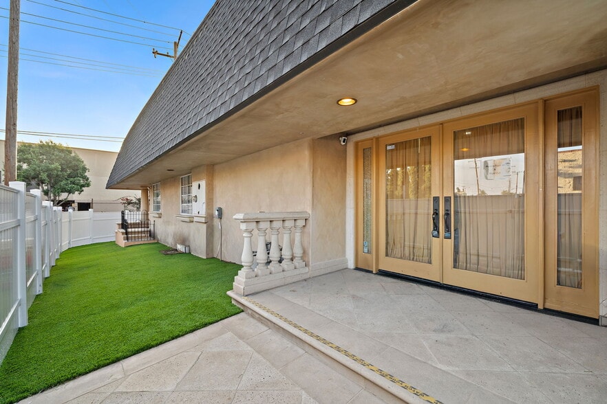 More Photos Of 23201 Orange Ave, Lake Forest Flex For Sale