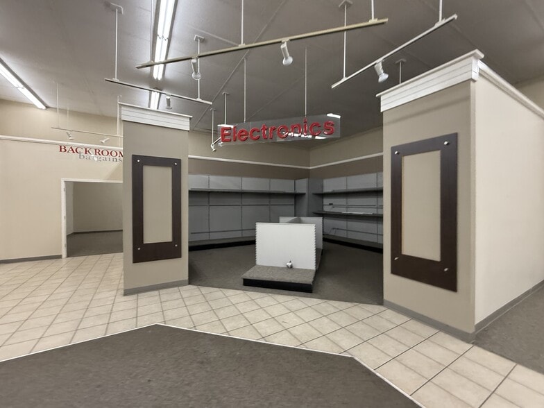 More Photos Of 221 S Poplar St, Elizabethtown General Retail For Lease