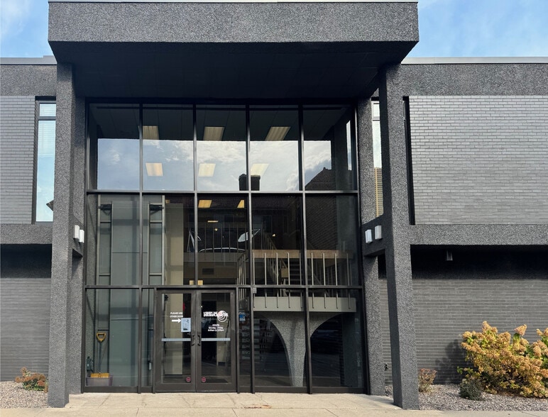 More Photos Of 417 Monroe Ave, Green Bay Medical For Lease