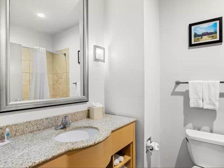 More Photos Of 200 Centennial Blvd, Lindale Hotel For Sale