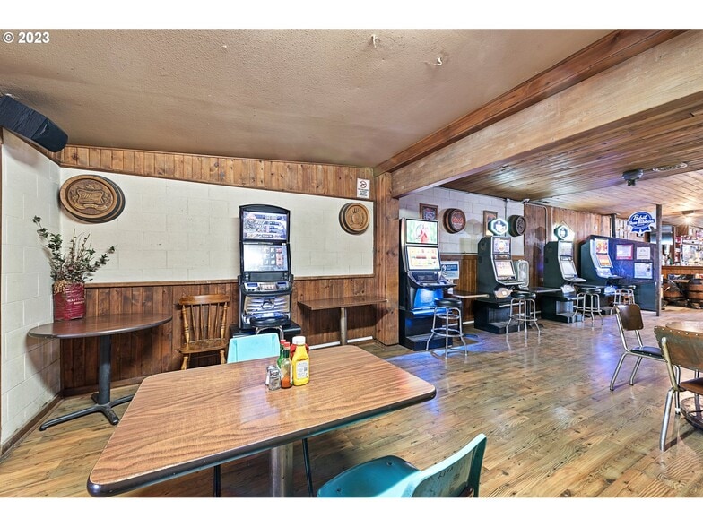 More Photos Of 105 N Main St, Halfway Restaurant For Sale